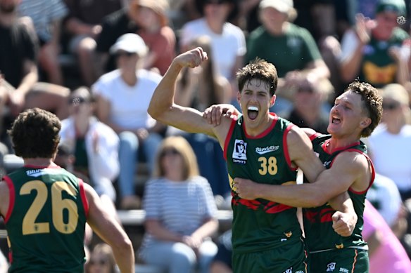 Max Mapley (centre) was picked up by Melbourne in the mid-season draft after strong VFL performances with the Tassie Devils.