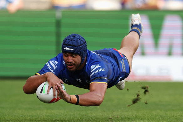 Kelma Tuilagi scores for the Eels.
