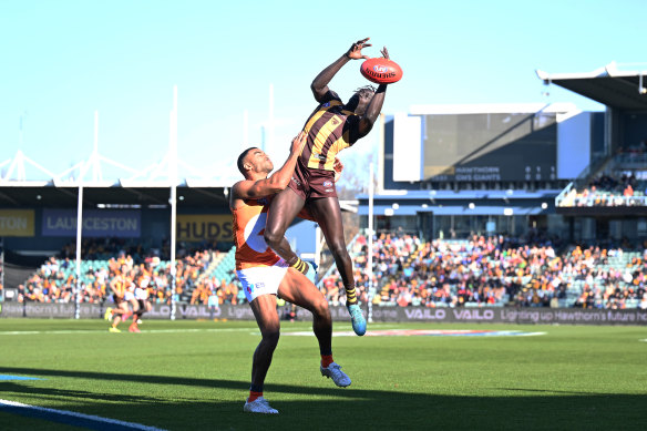 Changkuoth Jiath of the Hawks and Callum M. Brown of the Giants compete for the ball.