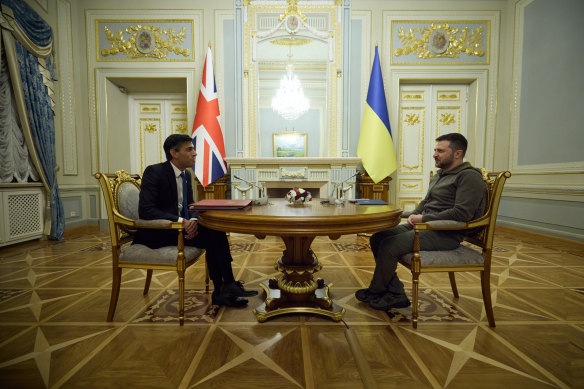 İngiltere Başbakanı Rishi Sunak ve Ukrayna Devlet Başkanı Volodymyr Zelensky, 19 Kasım'da Ukrayna'nın başkenti Kiev'de bir araya geldi.