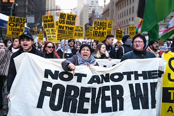 تجمع الناس ضد الحرب الأمريكية الإسرائيلية على إيران في شوارع نيويورك.