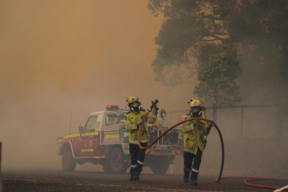 Smoke from the blaze has blanketed the Perth metropolitan region. 