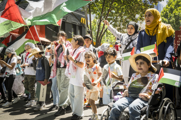 Tens of thousands of people marched for the sixth Sunday in a row from the State Library of Victoria through the streets of Melbourne in support of Palestine.