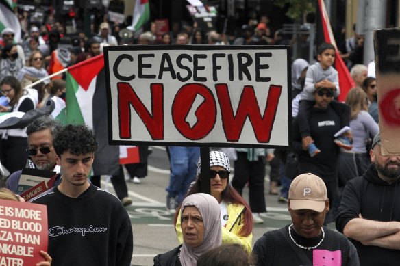 Pro-Palestinan protesters march through the streets of Melbourne.