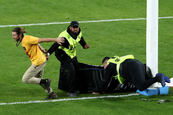 McLinden initially managed to evade security guards.