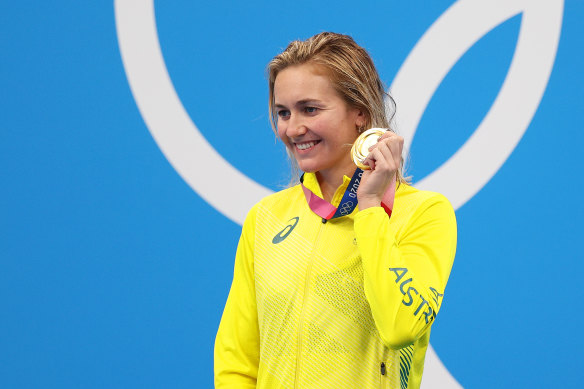 Ariarne Titmus with her gold medal.