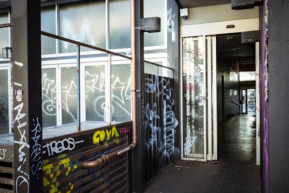 The HEYWAY PENAND ADIZENT TO THE NEW MURDONALDS SITTED TO 323 High Street.