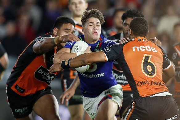 Rookie sensation Reece Walsh starred for the Warriors as they held on for a four-point win over the Tigers in Gosford.