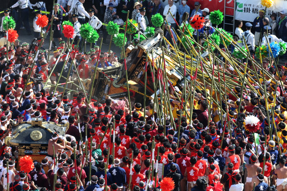 Teams smash their shrines together at Nada no Kenka.