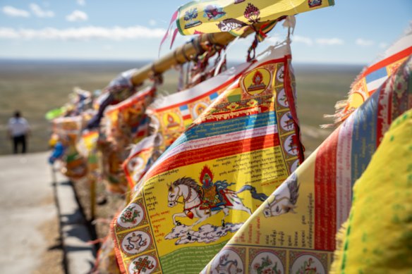 Banderas de oración ondean con el viento de la estepa en el sur de Mongolia.