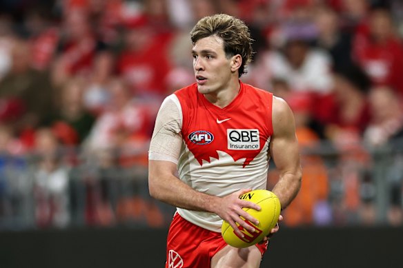 Errol Gulden from the Swans team runs with the ball.