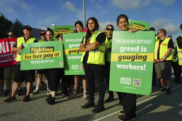 Woolworth workers form a picket line outside the Woolworths Melbourne South Regional Distribution Centre (MSRDC) in Dandenong South on Monday.