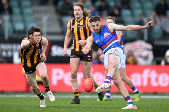 Marcus Bontempelli gets a kick away.