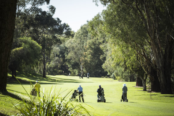Monash council will decide whether to keep the Oakleigh golf course or convert it into parkland by the start of 2024.