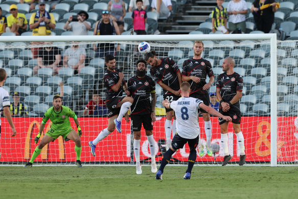 Oliver Bozanic curls a free kick over the wall to score and seal a 2-0 victory for the Mariners.