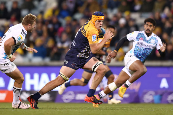 Tom Hooper on the break for the Brumbies.