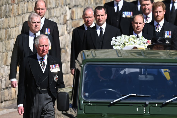 O zamanki Prens Charles, Prens William ve Prens Harry, Edinburgh Dükü Prens Philip'in cenazesinde.