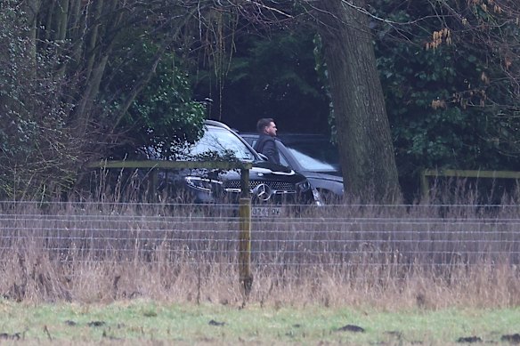 Um homem sai de um carro sem identificação na casa de Andrew Mountbatten-Windsor em Sandringham.