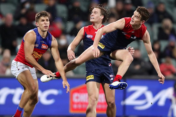 Bayley Fritsch snaps at goal against Brisbane.