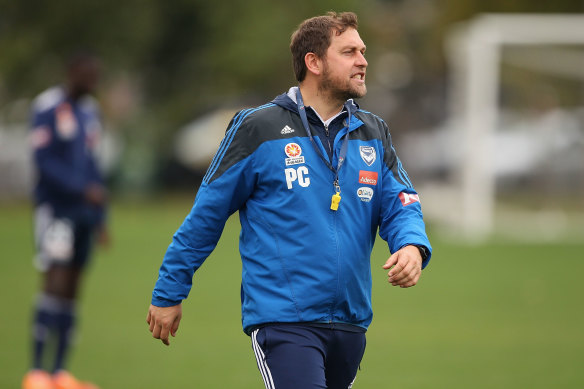 Peter Cklamovski gives instructions during a Melbourne Victory A-League training session in 2014.