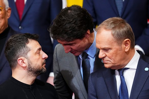 Presiden Ukraina Volodymyr Zelensky (kiri) dan Perdana Menteri Polandia Donald Tusk (kanan) berbicara dengan Justin Trudeau Kanada pada bulan Maret.