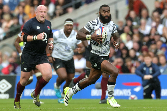 Semi Radradra runs clear with the ball.