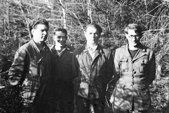 Lawrence Saywell (na extrema direita) escondeu-se nas florestas com outros fugitivos em 1945, enquanto era ajudado por guerrilheiros checos. 