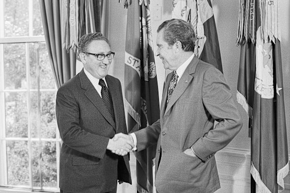 O presidente Richard Nixon (à direita) felicita o seu secretário de Estado, Henry Kissinger, pela conquista do Prémio Nobel da Paz em 1973.