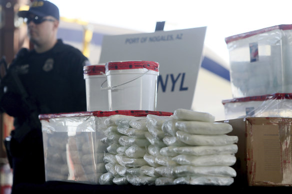 ABD Gümrük ve Sınır Koruma görevlileri tarafından ele geçirilen fentanil ve meth'in bir gösterimi.