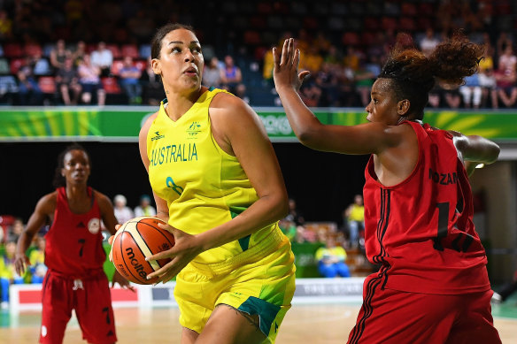  Liz Cambage in action for the Opals.