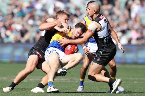 Ollie Wines tackles Luke Shuey.