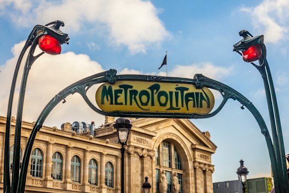 Os icônicos pôsteres Art Nouveau de Hector Guimard para o Metropolitano de Paris. 
