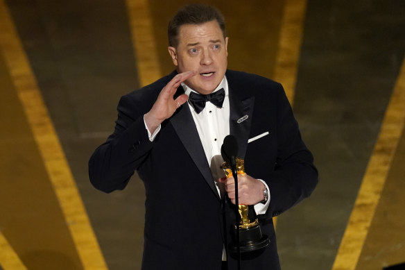 An emotional Brendan Fraser accepts the actor Oscar.