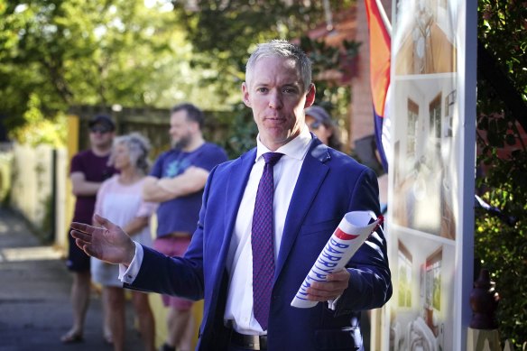 Jarrod Couch auctions the Coburg home.