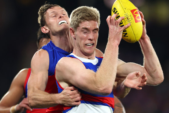 Tim English of the Bulldogs marks the ball.