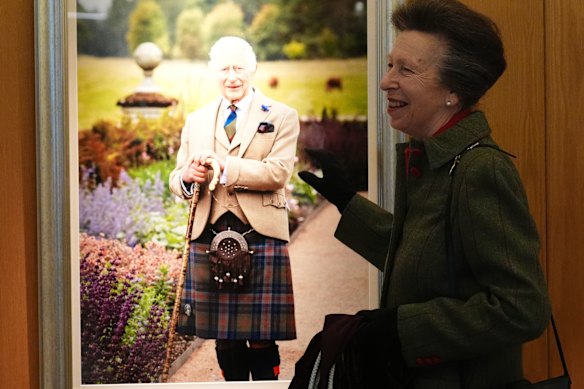A princesa Anne revelou um novo retrato do rei Charles, mostrando -o em Balmoral.