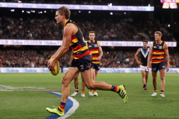 Jordan Dawson of the Crows lines up to kick the winning goal.