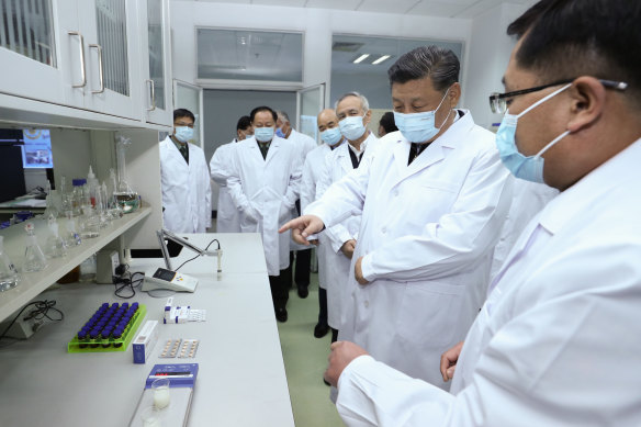 Çin Devlet Başkanı Xi Jinping, salgının ilk aşamalarında Pekin'deki Askeri Tıp Bilimleri Akademisi'nde aşı geliştirmeyle ilgili bir güncelleme alıyor.
