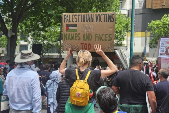 Thousands gather outside the State Library to support Palestinians after the ceasefire in the Middle East on Friday.
