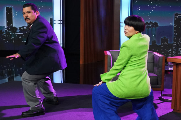 Atsuko Okatsuka teaches Guillermo Rodriguez how to do the Drop Challenge on Jimmy Kimmel Live!