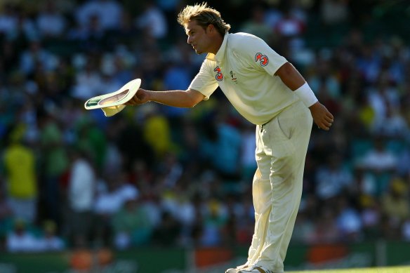 Shane Warne accepts applause from England fans after taking his final Test wicket at the SCG in 2007.