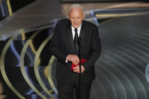 Anthony Hopkins presents the award for best performance by an actress in a leading role.
