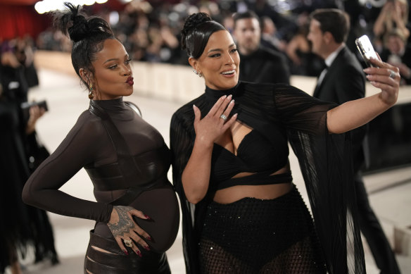 Rihanna, left, with freshly-minted red carpet correspondent Ashley Graham before her encounter with Hugh Grant.