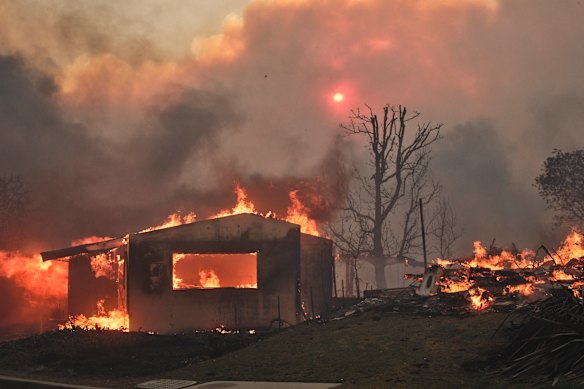 Rumah-rumah terbakar di kawasan Pacific Palisades di Los Angeles pada 7 Januari.,