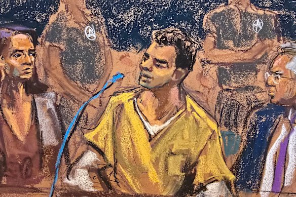 Un disegno realizzato in aula ritrae Luigi Mangione seduto tra i suoi avvocati il 14 agosto.