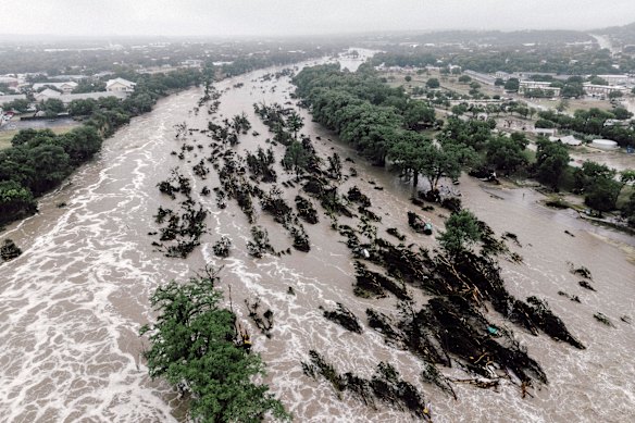 El río Guadalupe inundó en Kerrville, Texas, el viernes.