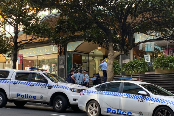 Rescue workers have evacuated Sydney's Downing Center courts, the busiest in New South Wales, following a bomb threat.