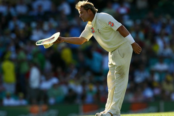Shane Warne accepts applause from England fans during his final Test in 2007.
