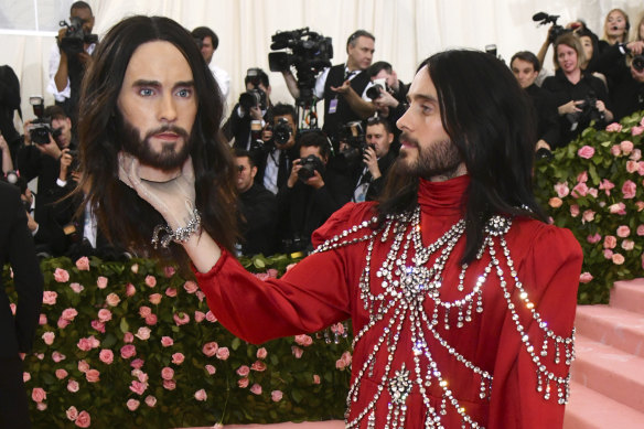 Jared Leto and his severed head at the Met Gala.