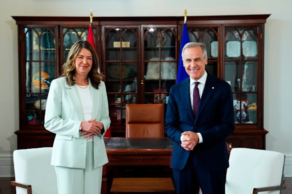 Il premier dell'Alberta Danielle Smith con il primo ministro canadese Mark Carney a Ottawa all'inizio di questo mese.